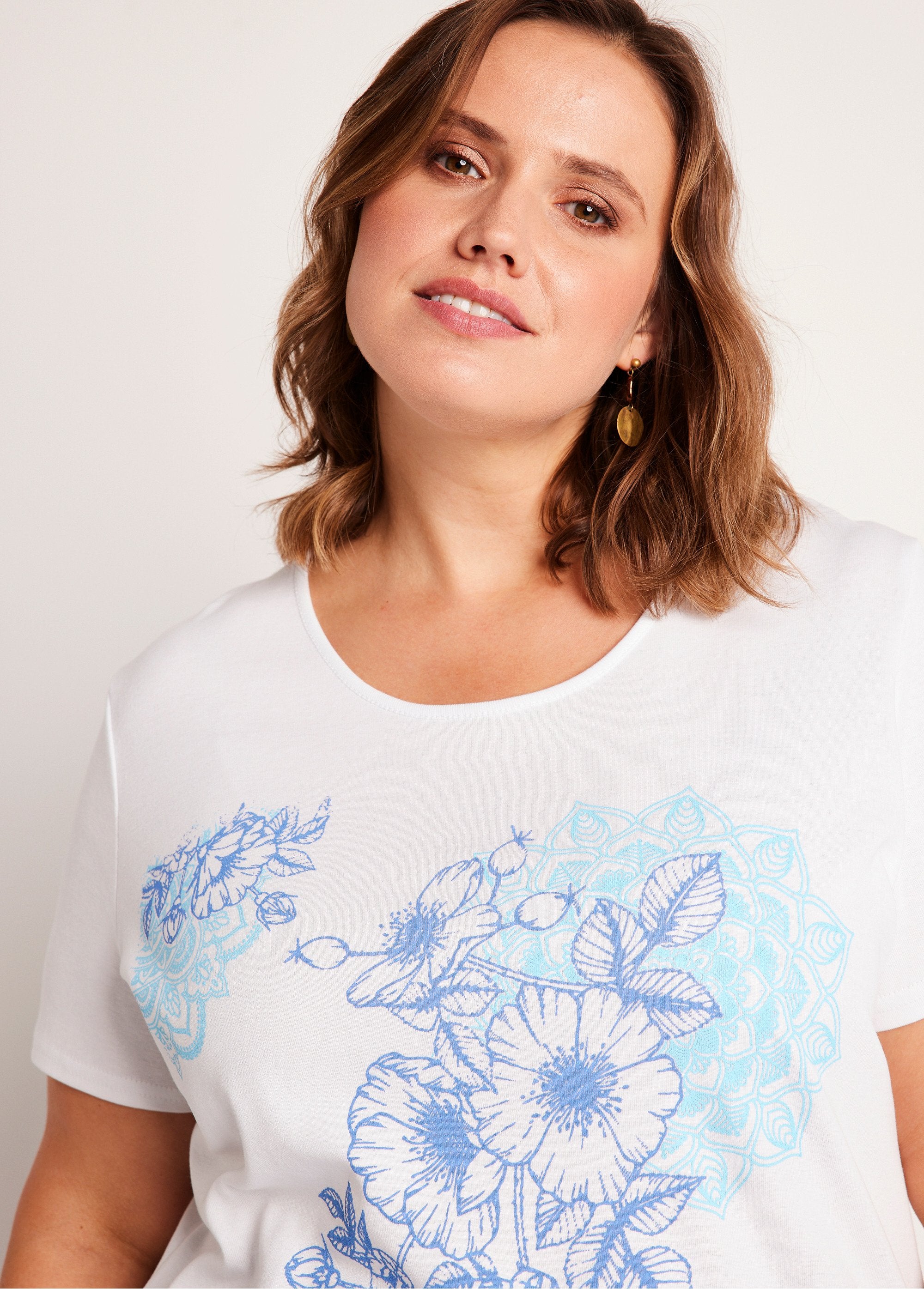 Camiseta_larga_estampada_Blanco,_Blanca_DE1_curvy