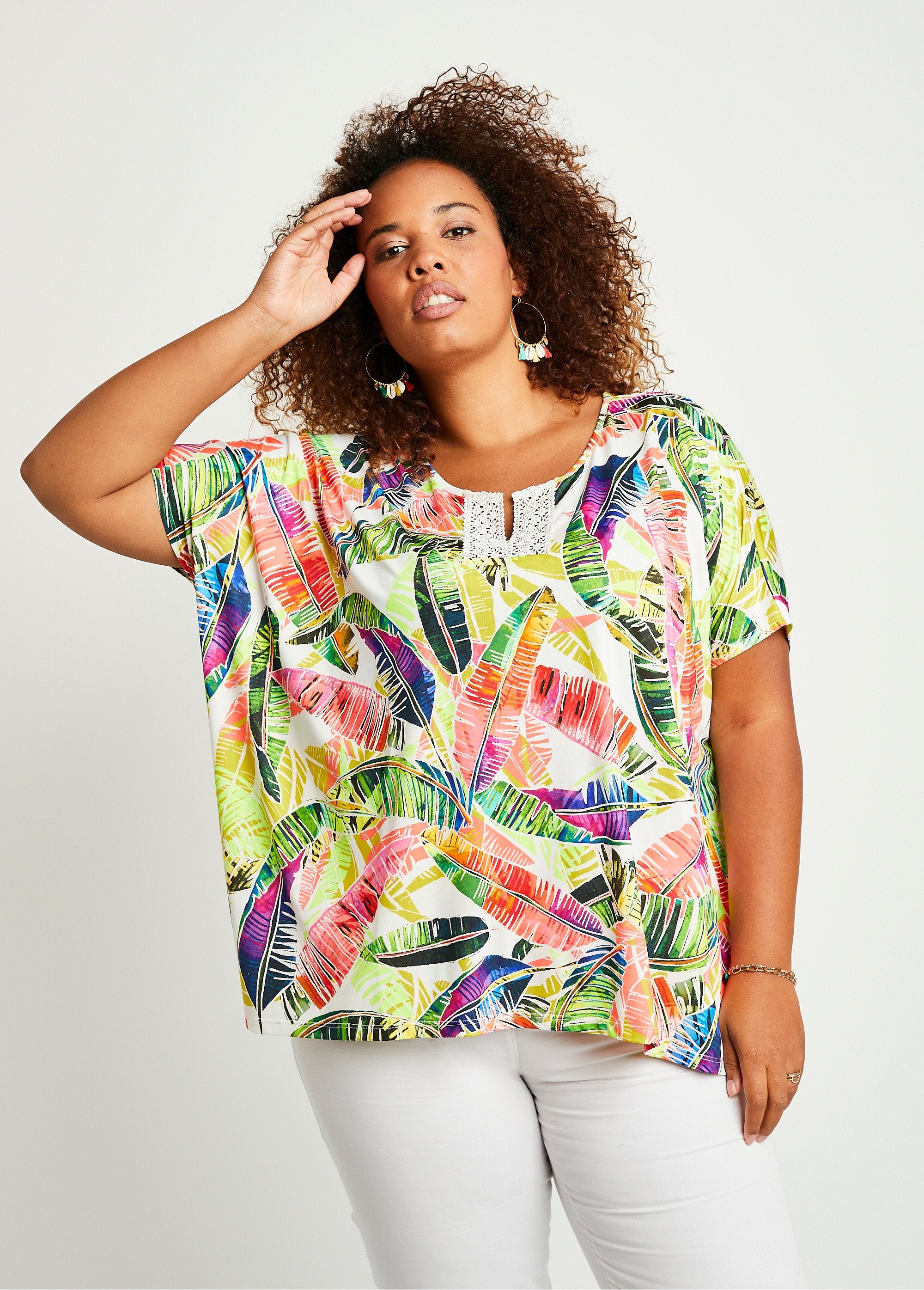 Camiseta_larga_holgada_con_estampado_de_encaje_neón_Estampado_multicolor_FA1_curvy