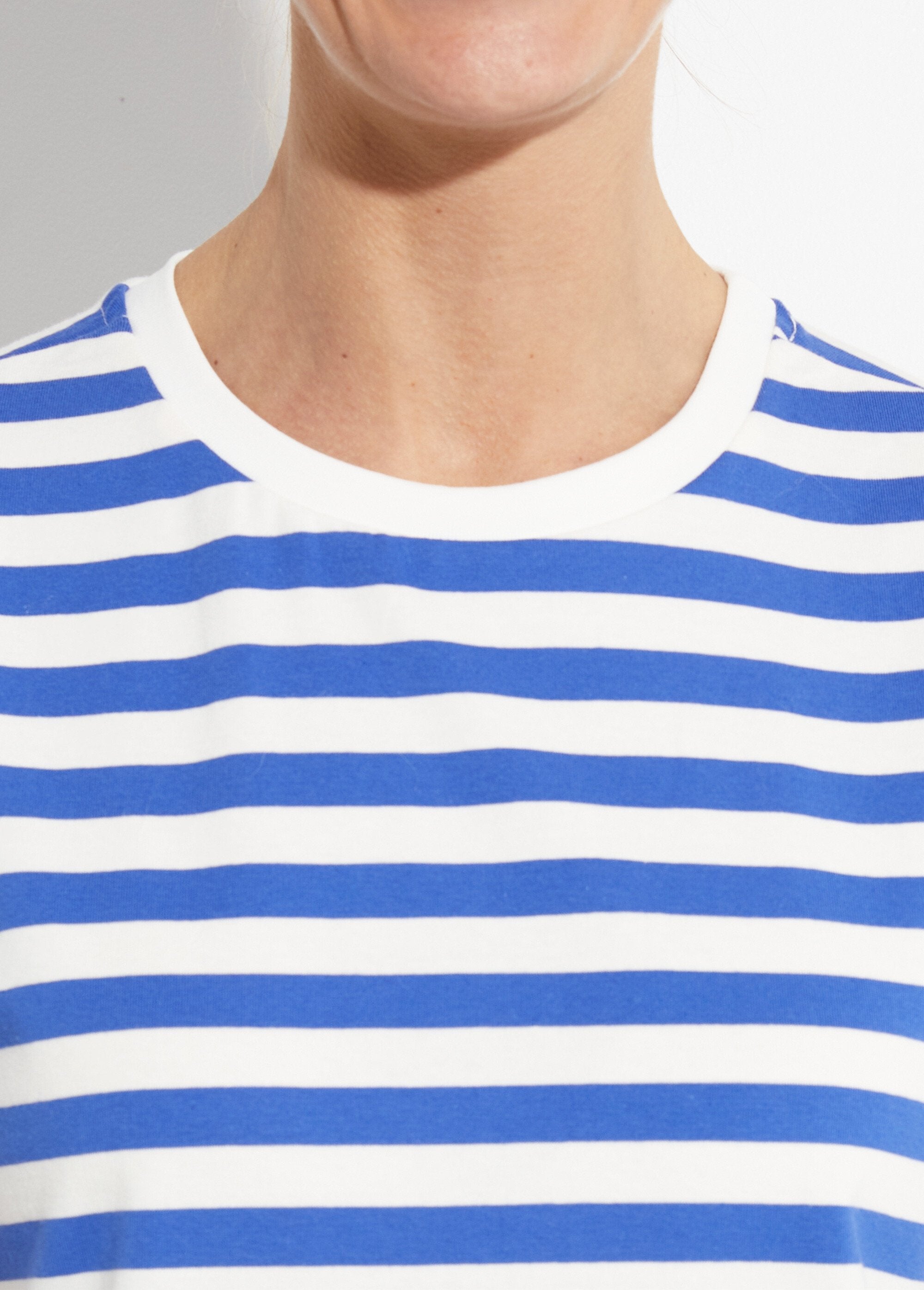 Camiseta_de_rayas_bretonas_en_algodón_elástico_Azul_brillante_y_blanco_DE1_slim