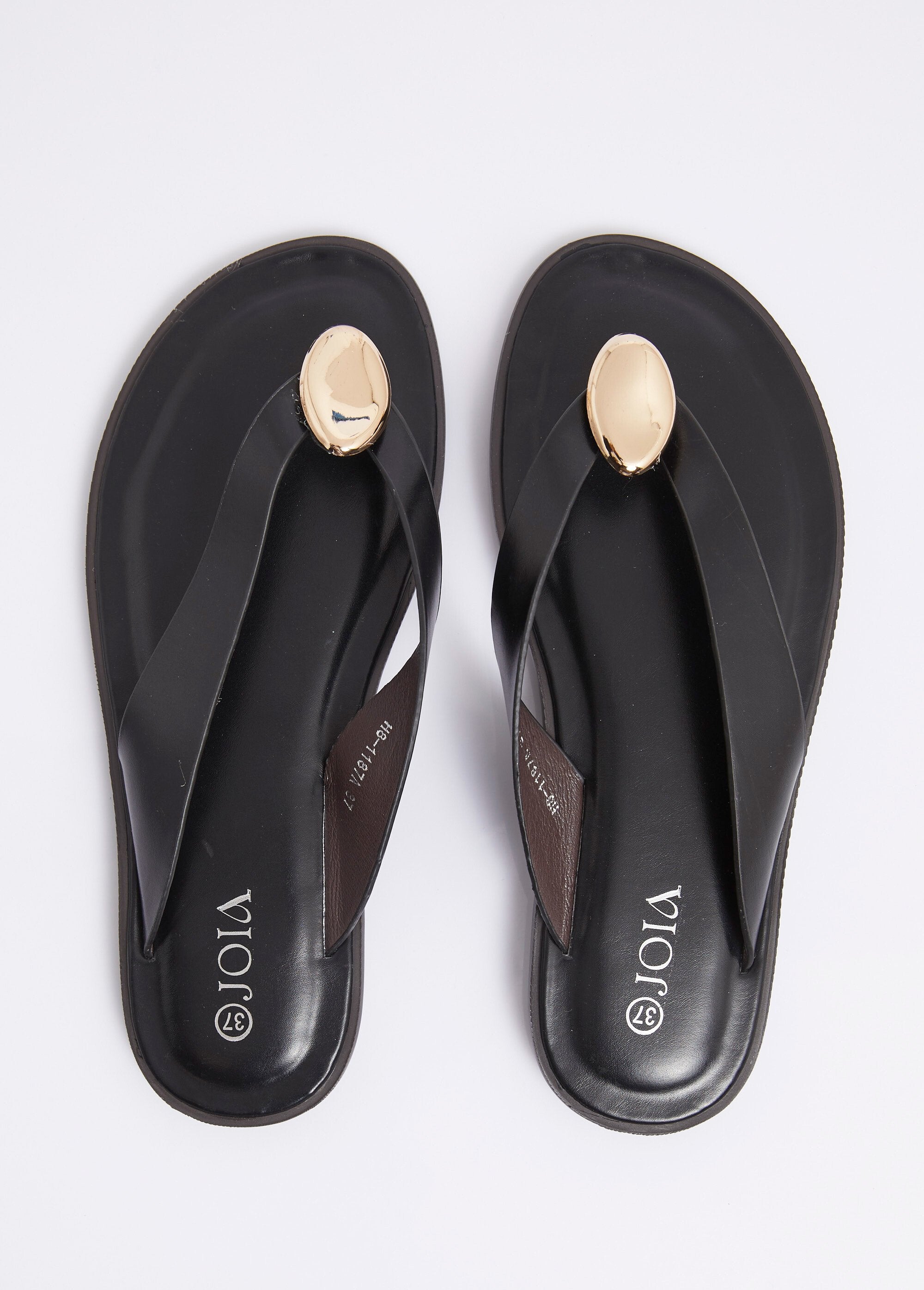 Chanclas_de_piel_sintética_con_detalle_de_joya_metálica_Negro_OV1_slim
