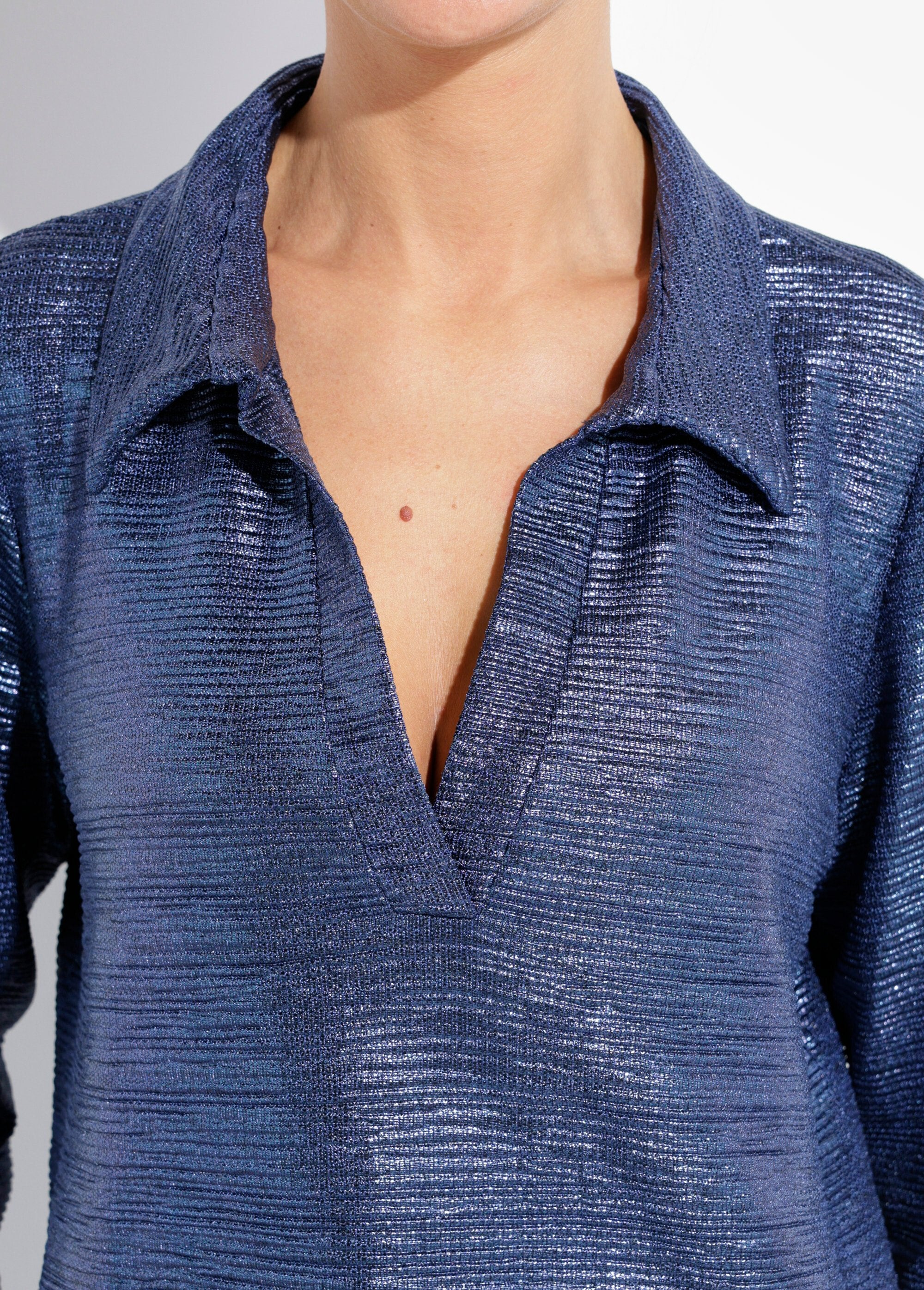 Túnica_brillante_con_escote_en_V_azul_medianoche_DE1_slim