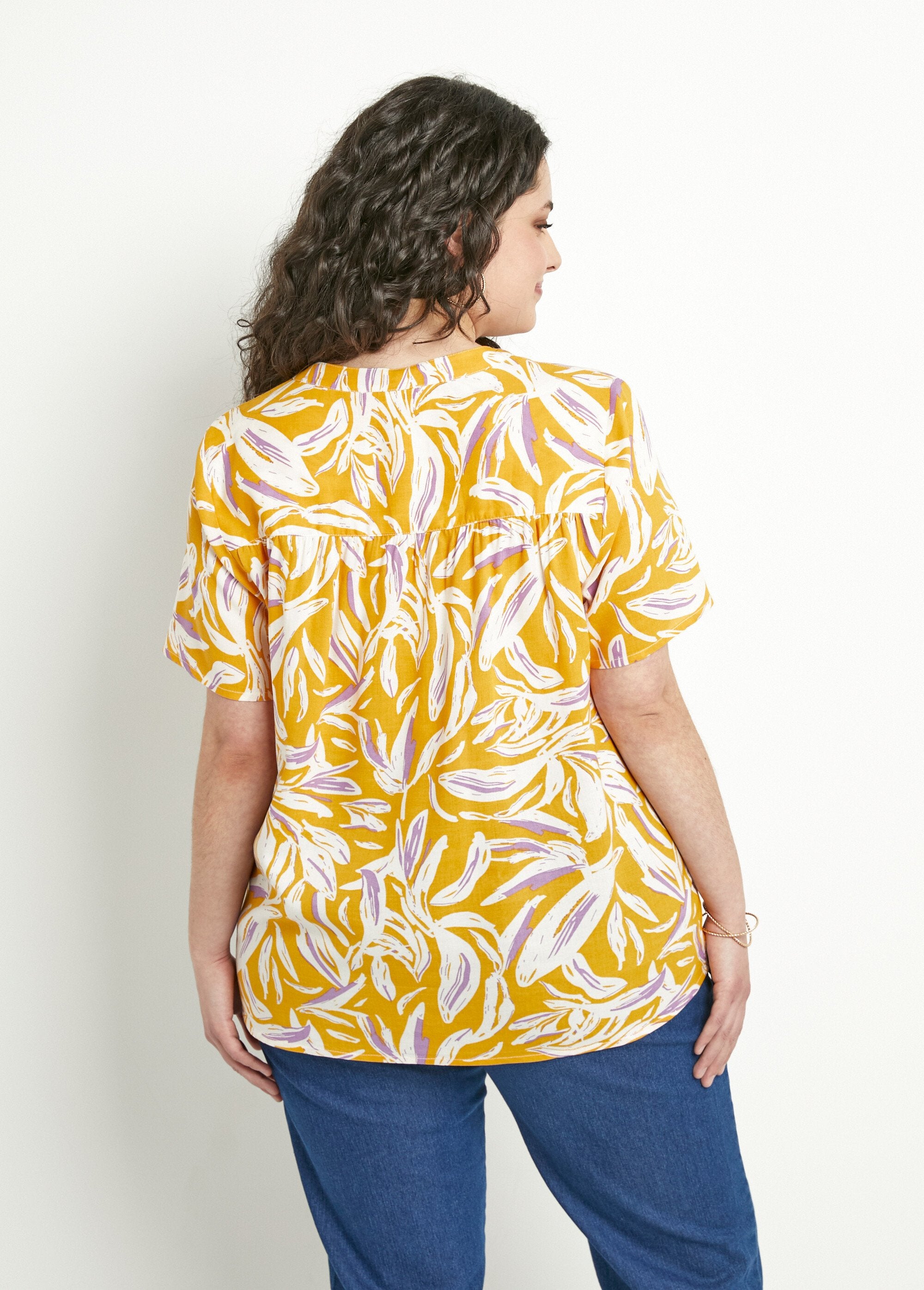 Túnica_holgada_con_cuello_en_V_y_botones_estampados_amarillo_y_blanco_DO1_curvy