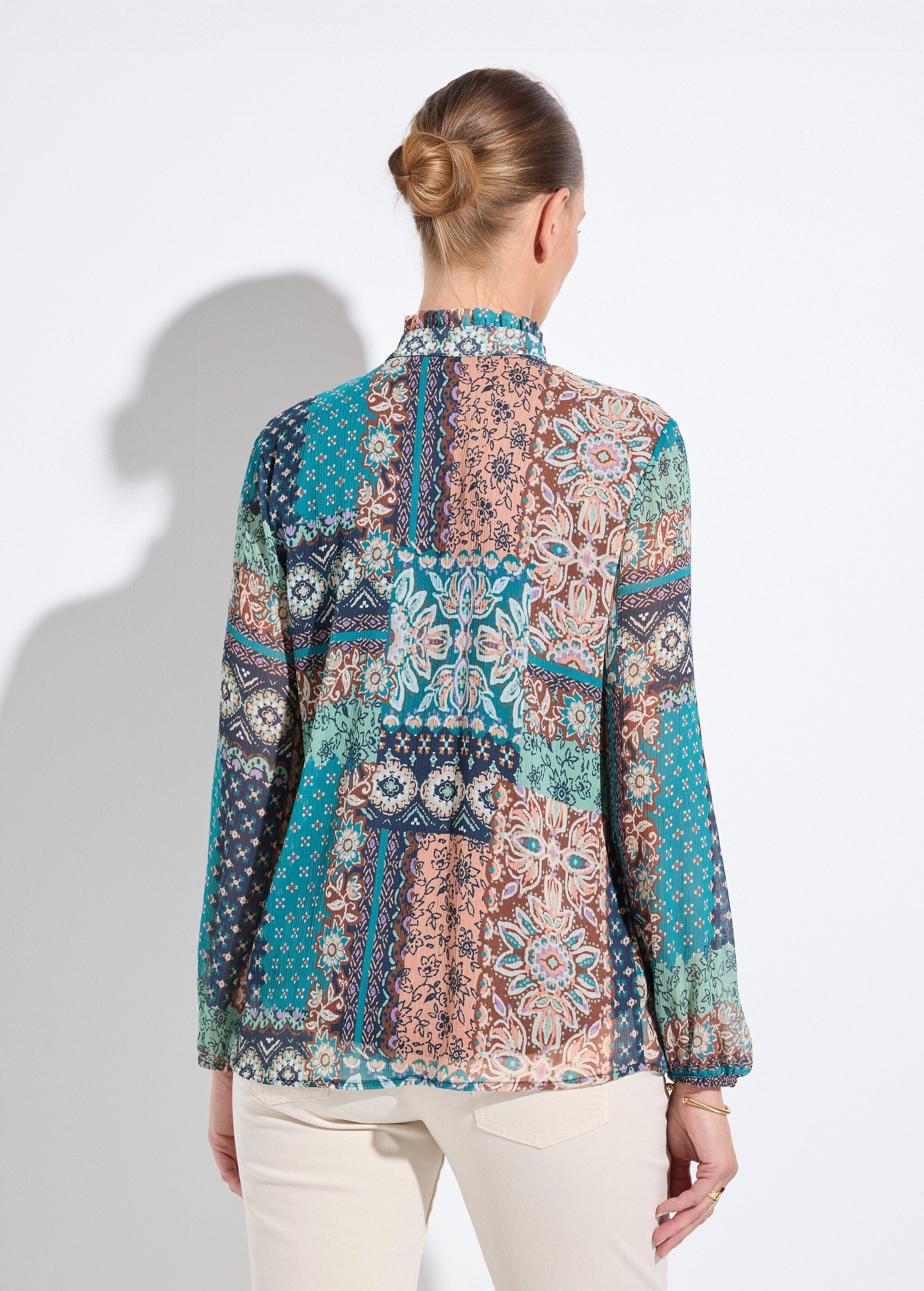 Túnica_con_cuello_con_volantes_en_crepe_voile_y_estampado_patchwork_Verde_y_crudo_DO1_slim