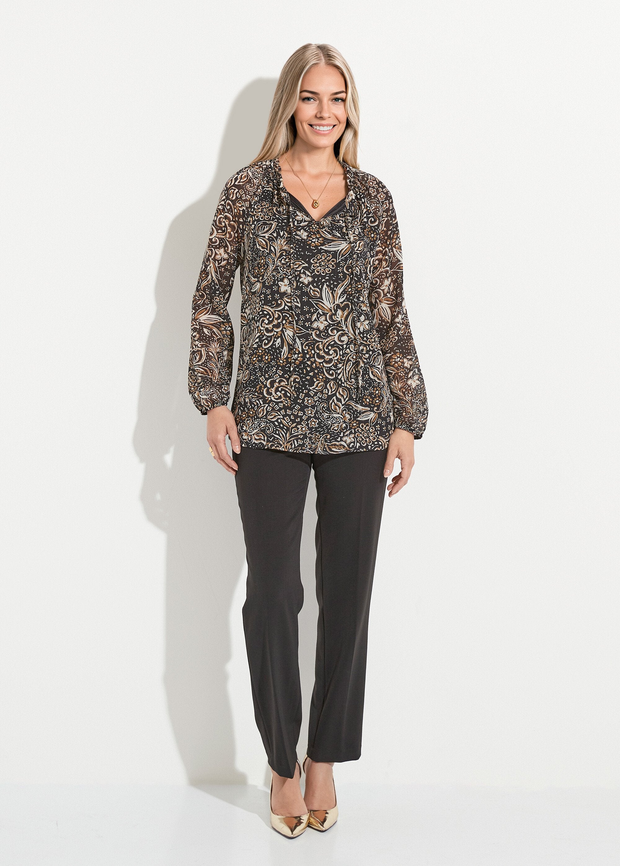 Túnica_larga_con_velo_floral_brillante_y_cuello_con_volantes._Diablillo_negro_SF1_slim