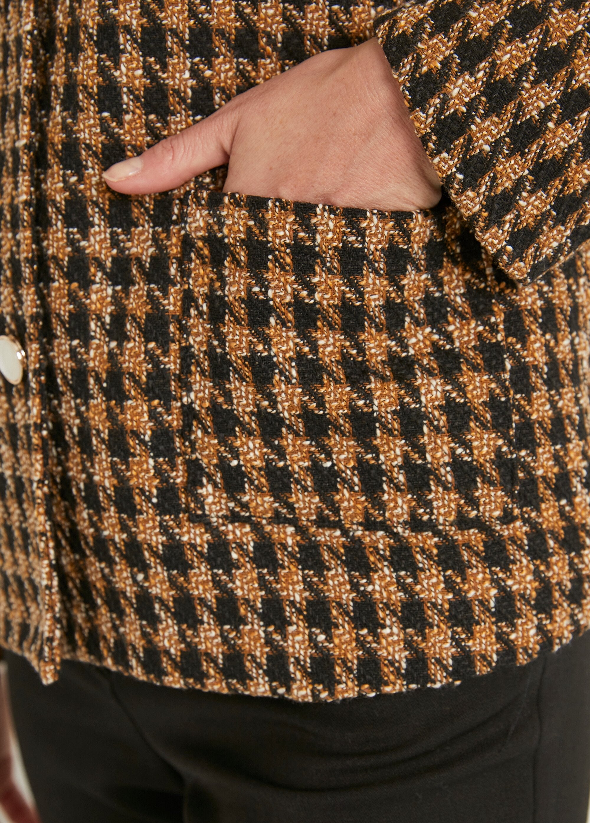 Chaqueta_corta_abotonada_de_pata_de_gallo_en_jacquard_Camel_et_noir_DE3_slim