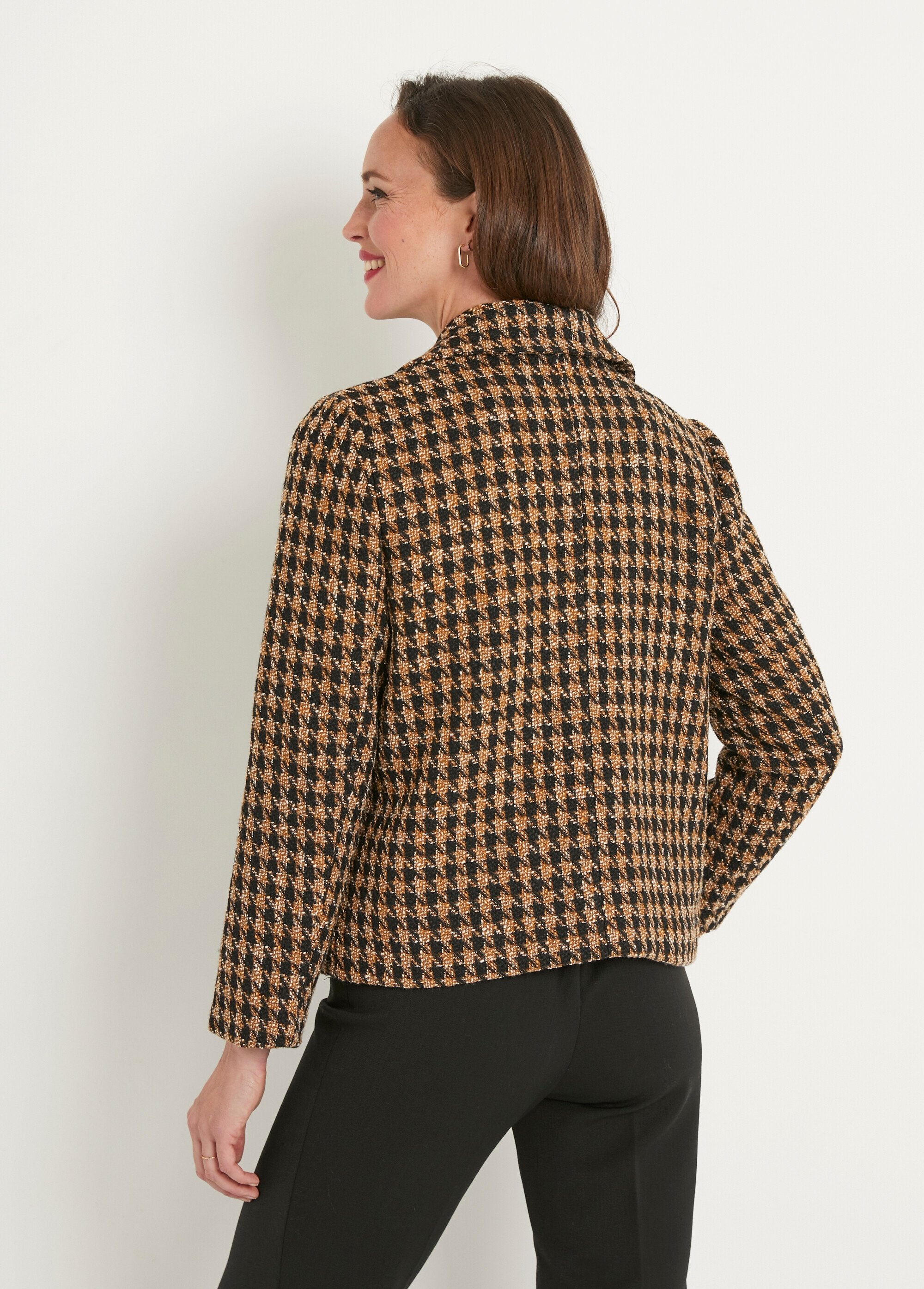 Chaqueta_corta_abotonada_de_pata_de_gallo_en_jacquard_Camel_et_noir_DO1_slim