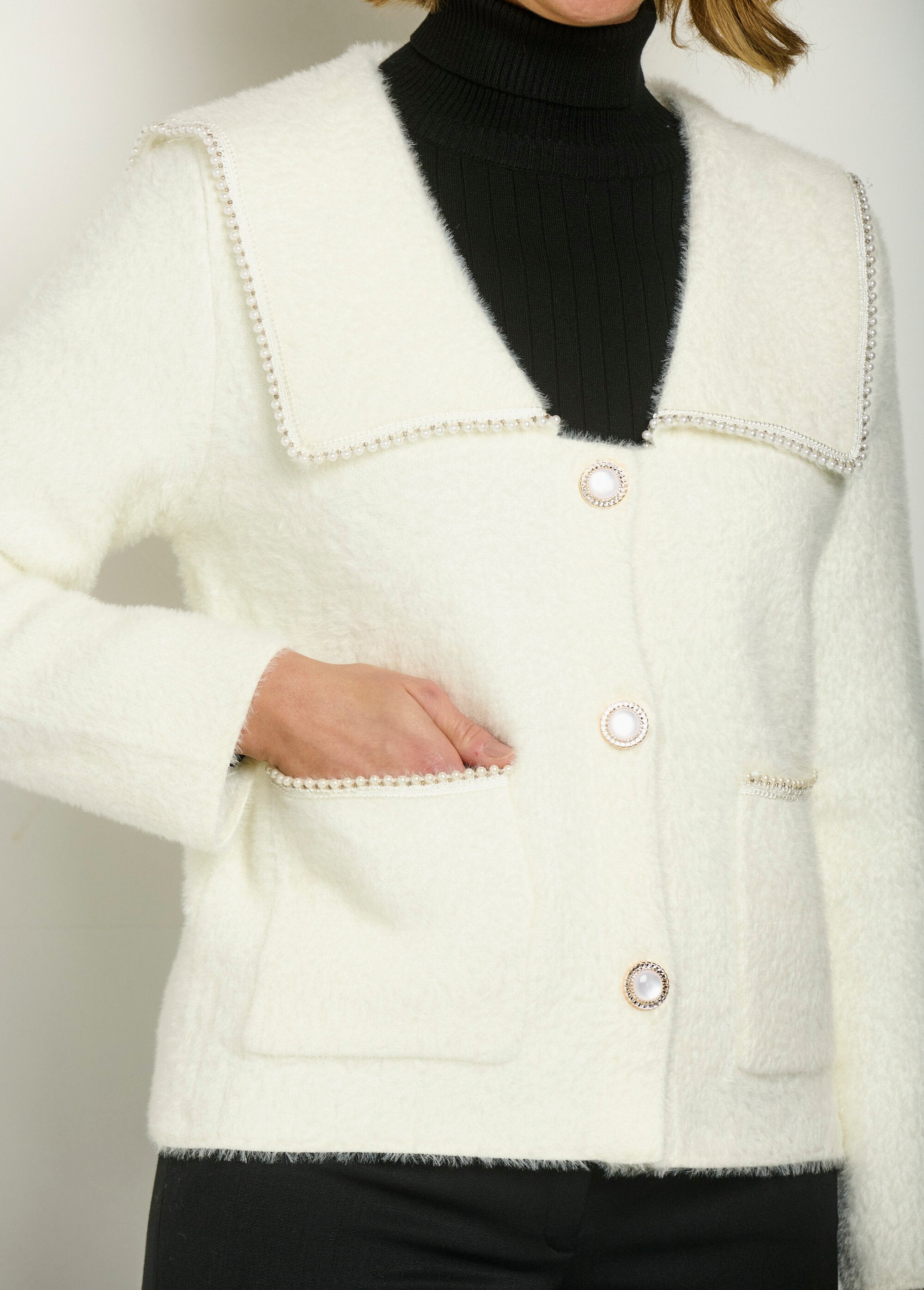 Chaqueta_de_punto_con_cuello_en_V_y_detalles_chic_Blanc_DE1_slim