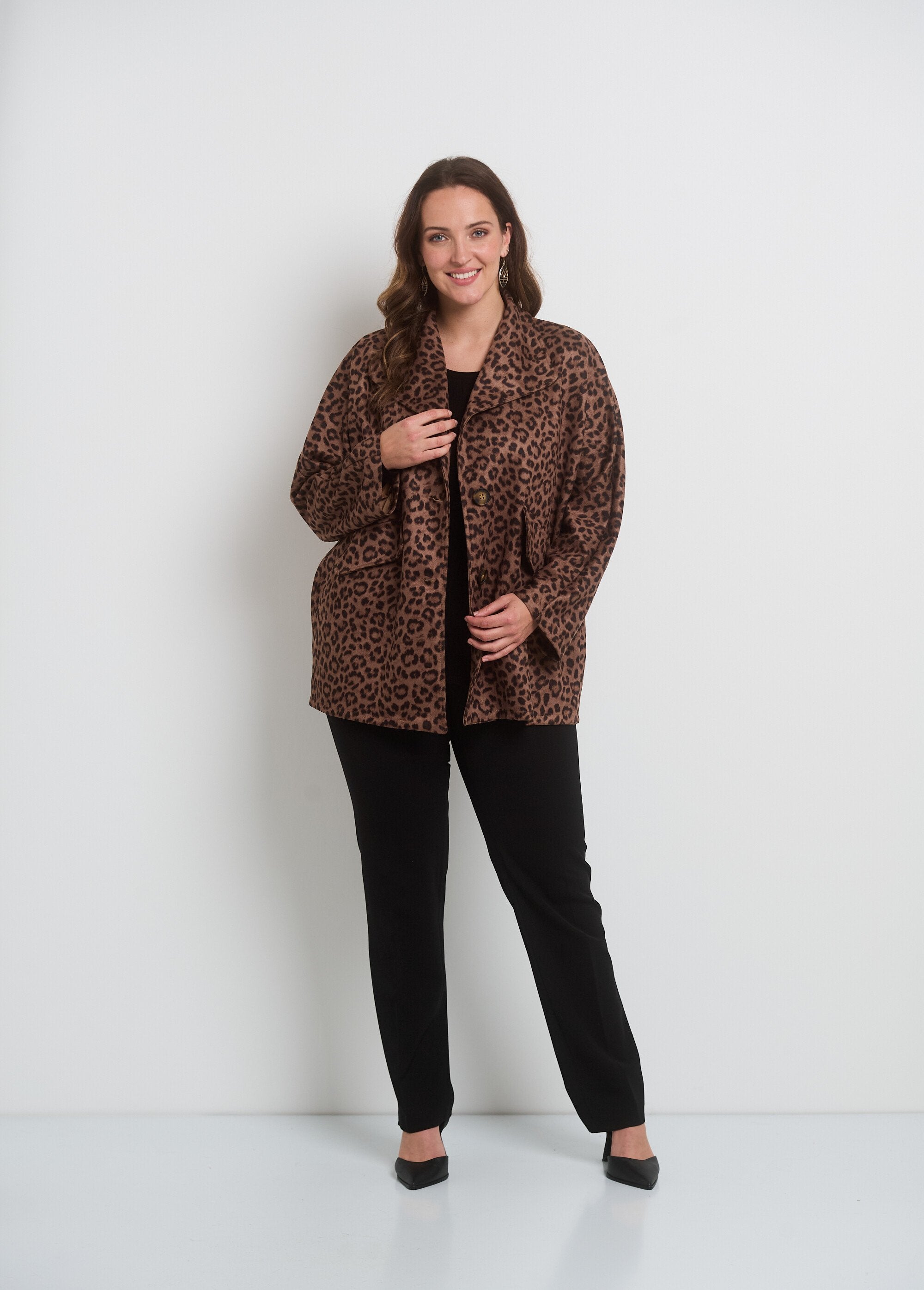 Chaqueta_larga_de_ante_con_estampado_de_leopardo_Estampado_beige_SF1_curvy