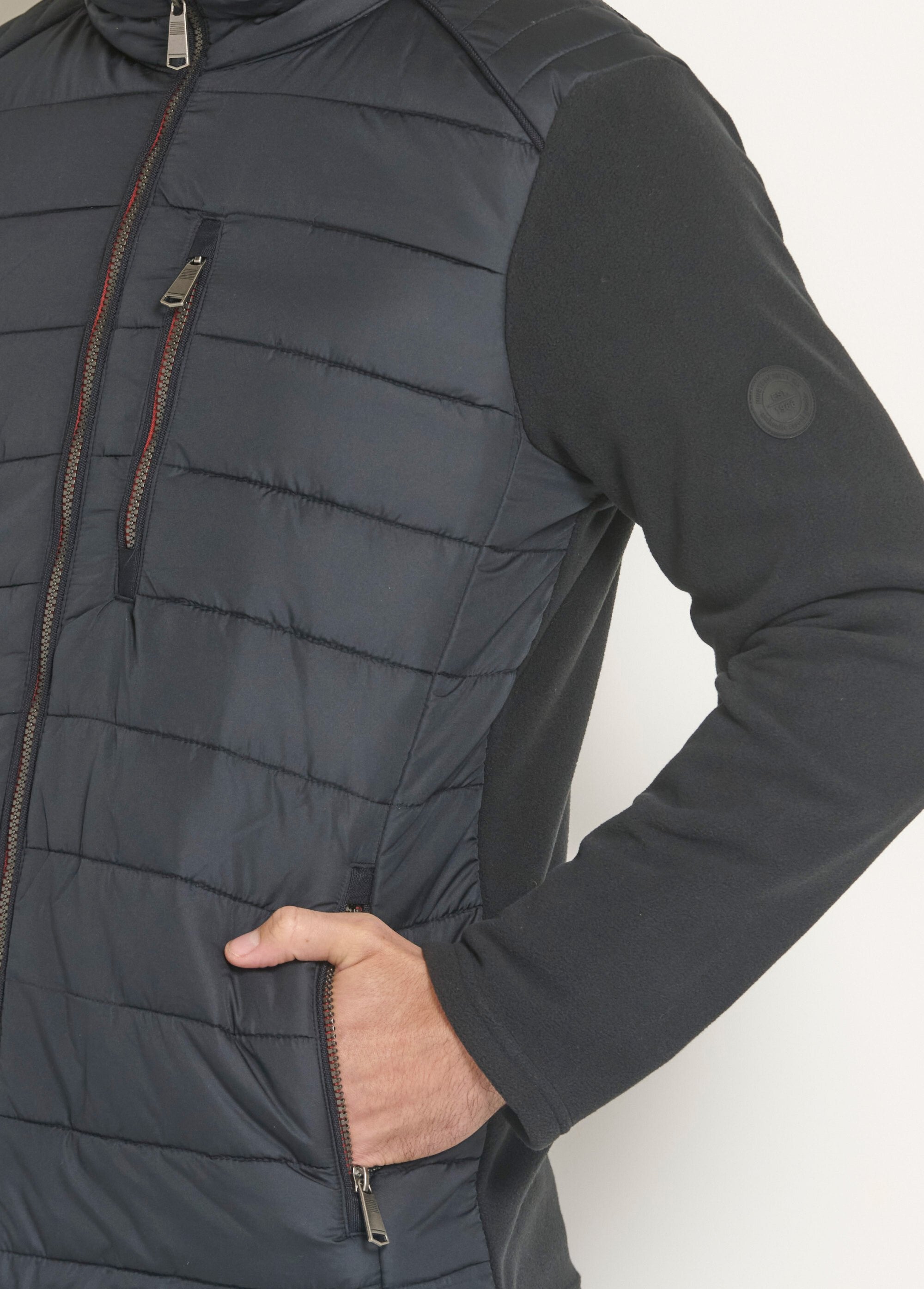 Chaqueta_acolchada_con_cremallera_y_detalles_polares_Negro_DE2_slim