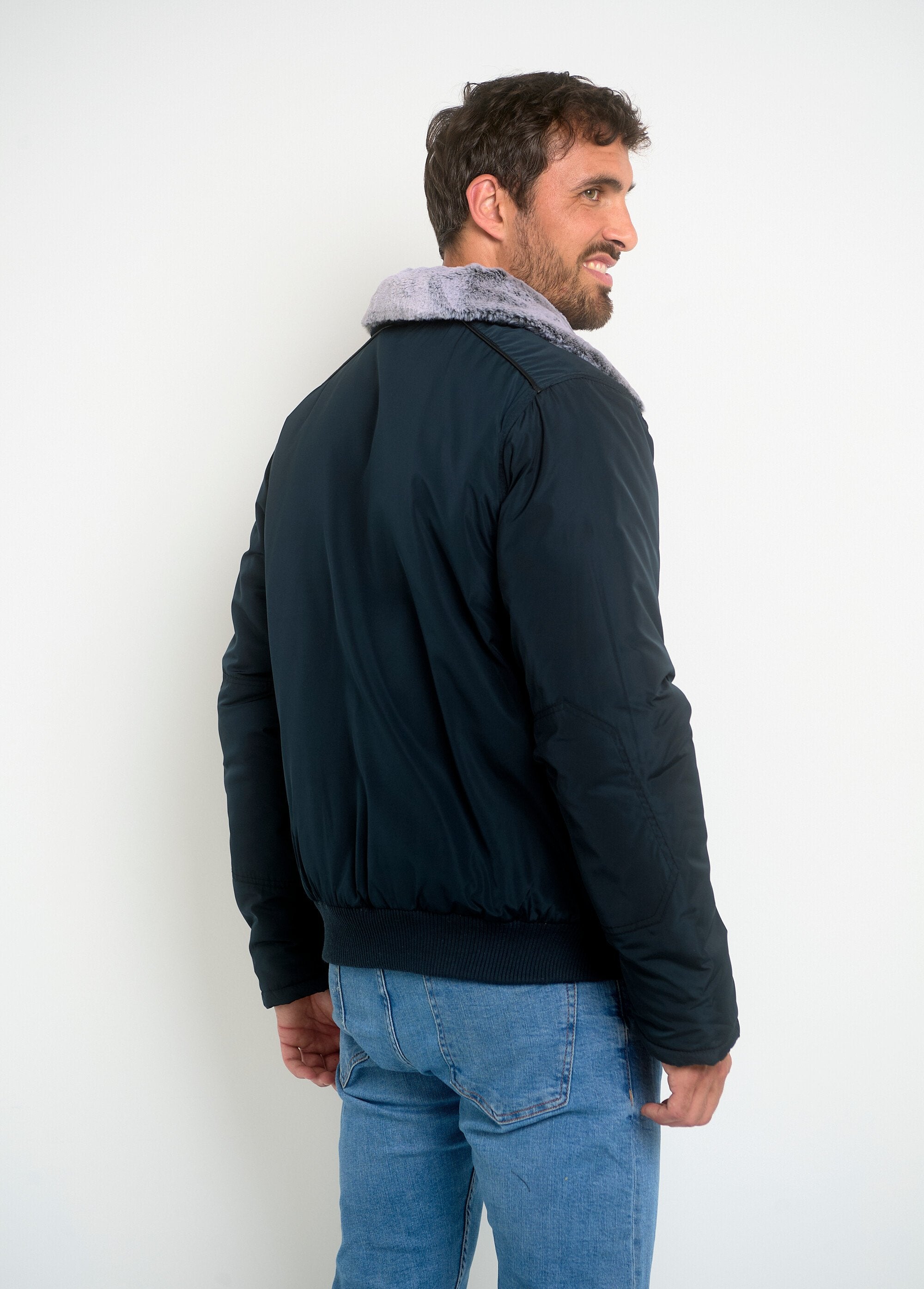 Chaqueta_estilo_aviador_con_cuello_alto_forrado_Negro_DO1_slim